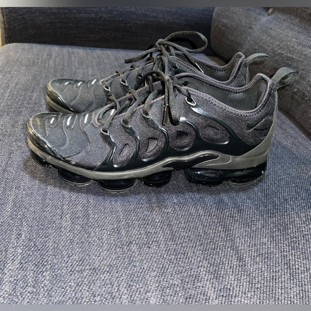 NIKE VAPORMAX PLUS MEN 9.5 (women’s 11)
